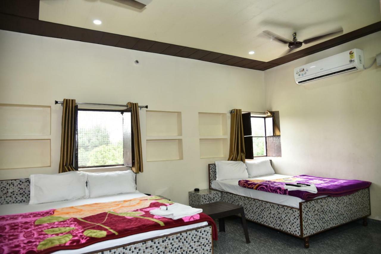 Hotel R D Palace Benares Buitenkant foto